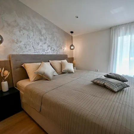 D Luxury 2025 Apartment Split