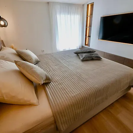 D Luxury 2025 Apartment Split