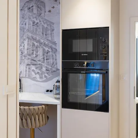 D Luxury 2025 Apartment Split